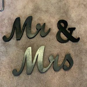 Mr& Mrs wedding signs